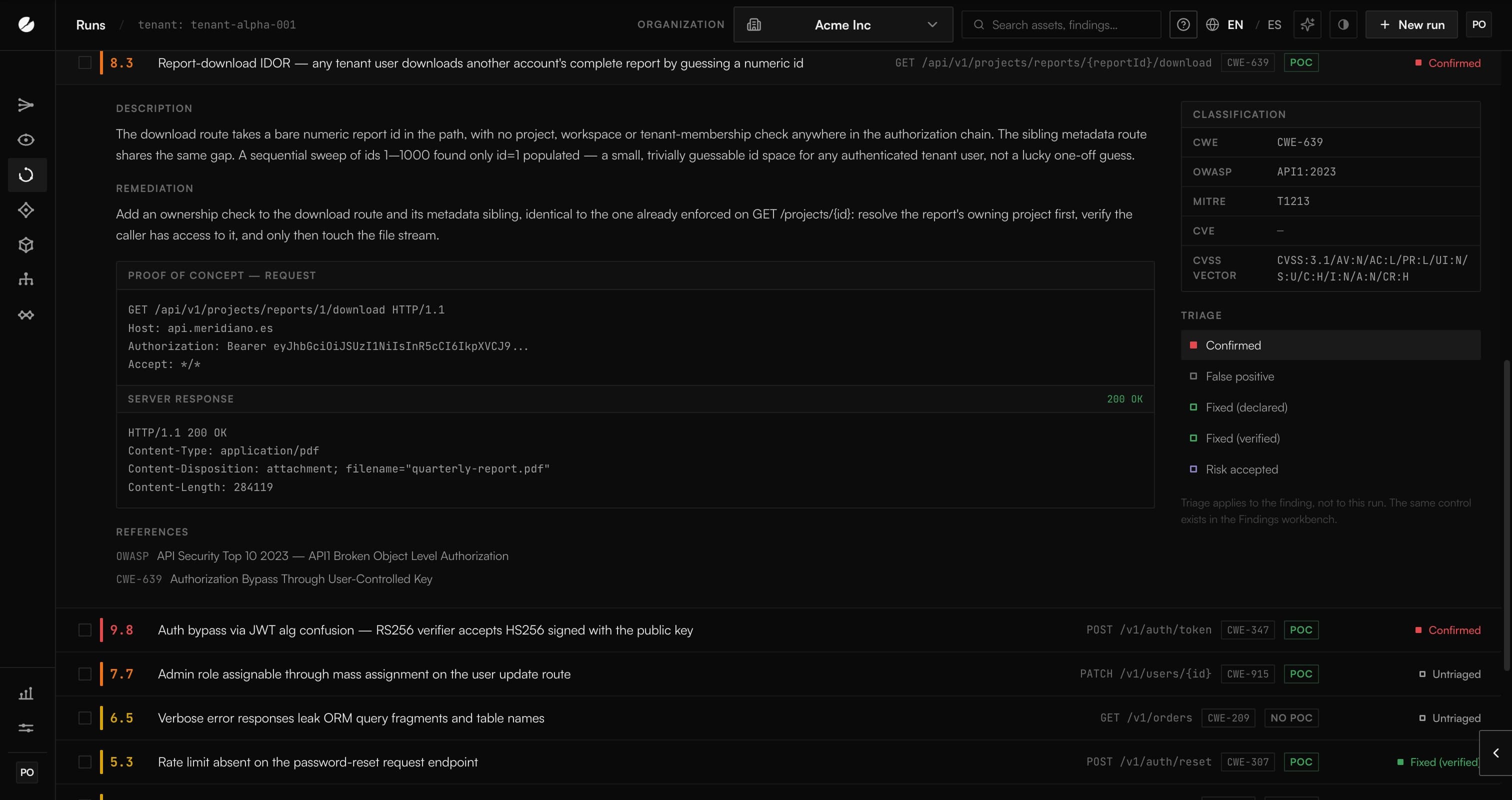 Vulnerabilidades de una ejecución de AISAC: la prueba de concepto de una con su petición y la respuesta del servidor, su clasificación CWE/OWASP/MITRE y su triaje, y debajo las ocho ordenadas por CVSS.